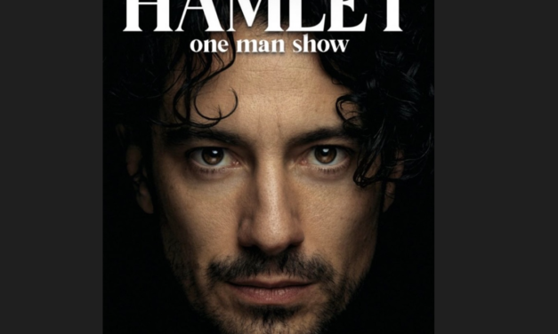 AKV goes Hamlet.  Stefano Bernardin, MJ 95, im Theater Akzent – in einer one-man-show.